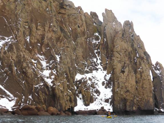 Remando na grande baía de Deception Island, na Antártida, outrora a cratera de um vulcão!
